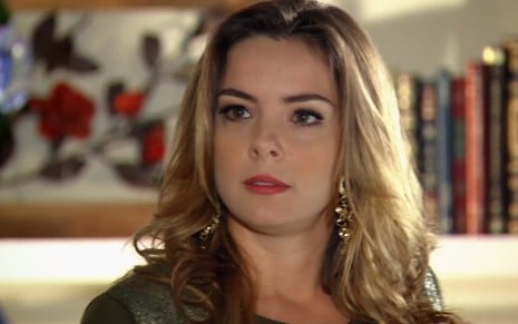 A atriz Regiane Alves, com expressão de raiva, em cena como Cris em A Vida da Gente
