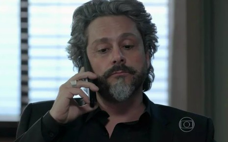 O ator Alexandre Nero, falando ao celular, em cena como José Alfredo em Império
