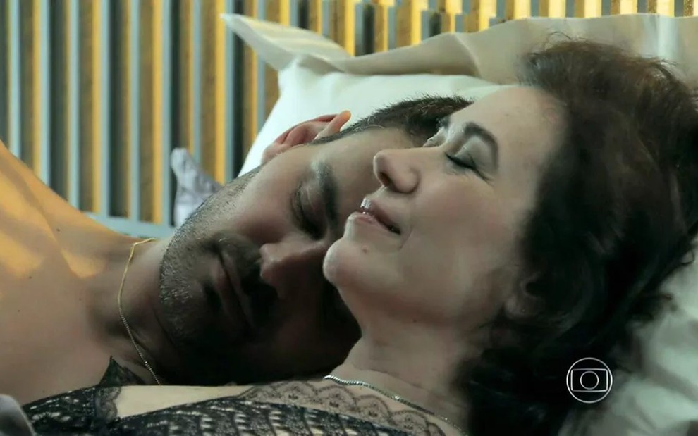 Os atores Lilia Cabral e Carmo Dalla Vecchia deitados na cama, em cena como Maria Marta e Maurílio em Império