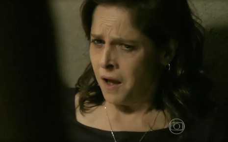 A atriz Drica Moraes, com expressão de espanto, em cena como Cora em Império