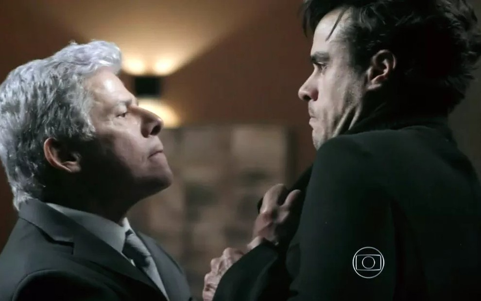 Os atores José Mayer e Joaquim Lopes, em cena de briga, como Cláudio e Enrico em Império