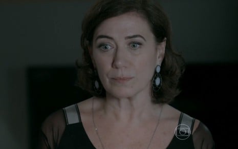 A atriz Lilia Cabral, com expressão de tensão, em cena como Maria Marta em Império