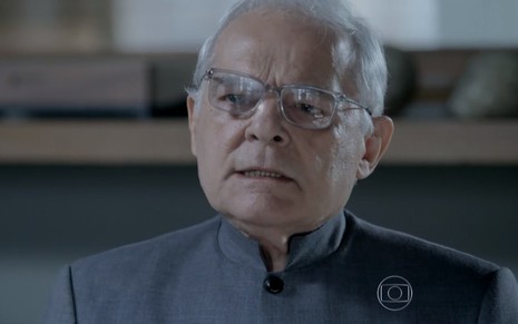 O ator Othon Bastos, com expressão tensa, em cena como Silviano de Império, novela das nove da Globo