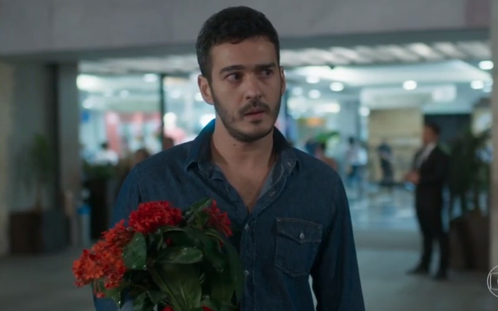 O ator Marcos Veras, com flores na mão, em cena como Domênico de Pega Pega, novela das sete da Globo