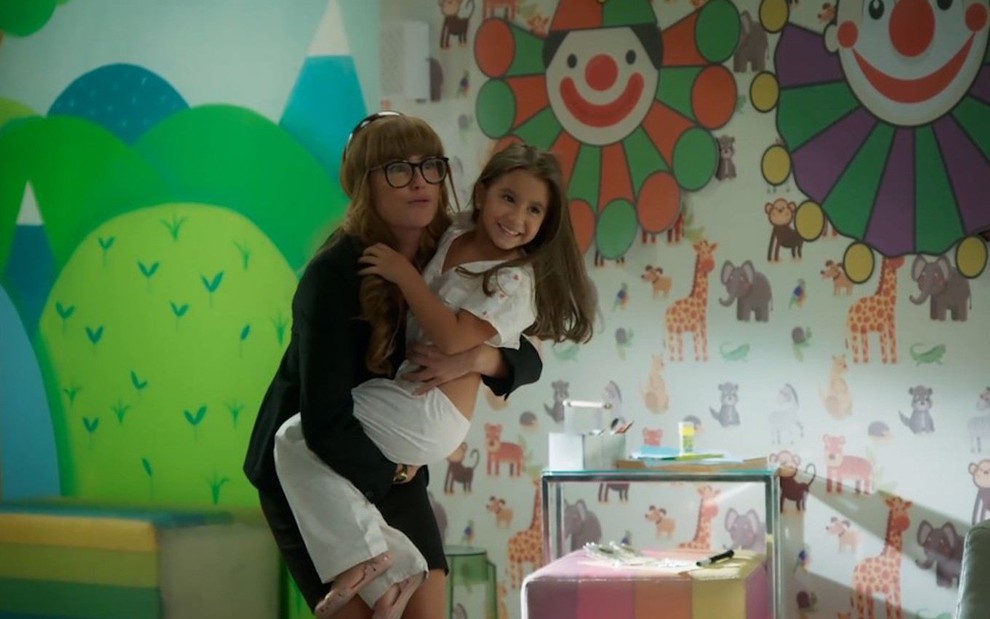 A atriz Deborah Secco, com a filha Maria Flor no colo, durante participação da menina na novela Salve-se Quem Puder