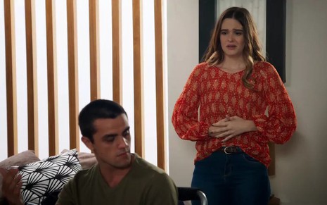 O Ator Felipe Simas, de costas para a atriz Juliana Paiva, com expressão de choro, em cena como Téo e Luna em Salve-se Quem Puder