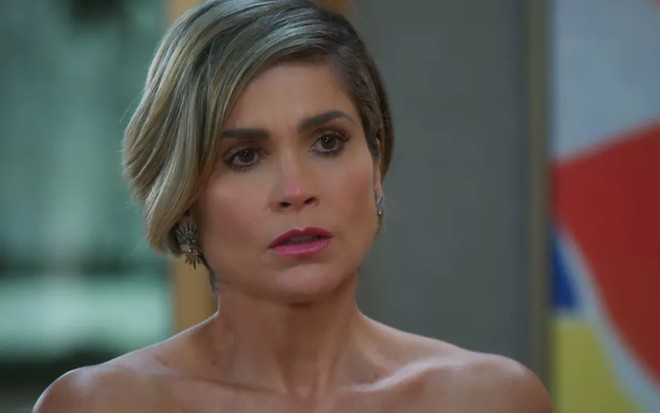 A atriz Flávia Alessandra, com expressão de tensão, em cena como Helena em Salve-se Quem Puder