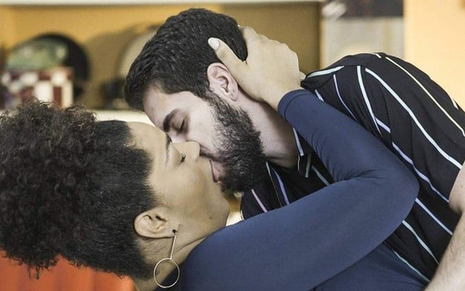 Os atores Juliana Alves e Bernardo de Assis, em cena de beijo, como Renatinha e Catatau em Salve-se Quem Puder
