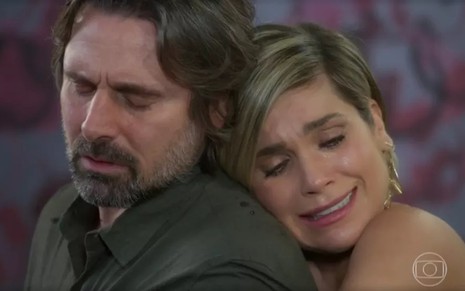A atriz Flávia Alessandra, chorando, abraçada ao ator Murilo Rosa, em cena como Mário e Helena em Salve-se Quem Puder