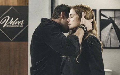 O ator Rafael Cardoso e a atriz Deborah Secco, em cena de beijo, como Renzo e Alexia em Salve-se Quem Puder