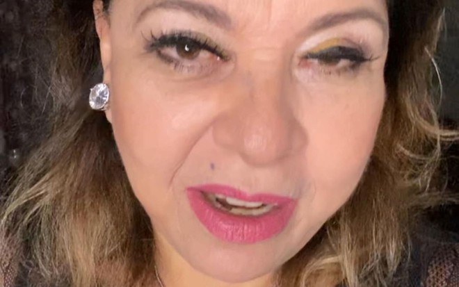 Roberta Miranda pisca e se exibe para a câmera