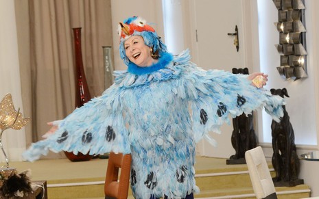 A atriz Aracy Balabanian como Cassandra vestida de galinha azul em Sai de Baixo