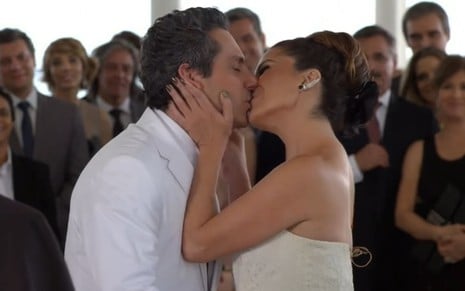 Giovanna Antonelli, a Helô, beija Alexandre Nero, o Stenio, em casamento de Salve Jorge (2012)