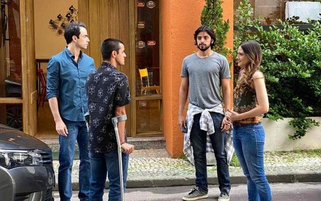 Os atores Felipe Simas, Giordano Becheleni, Rodrigo Simas e Juliana Paiva, todos frente a frente, em cena de Salve-se Quem Puder