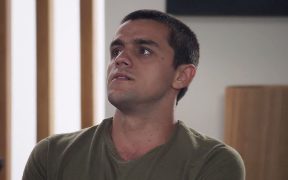 O personagem Téo (Felipe Simas) olha chocado para alguém em cena de Salve-se Quem Puder, novela das sete da Globo