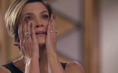 A atriz Flávia Alessandra grava cena da novela Salve-se Quem Puder simulando limpar lágrimas do seu rosto