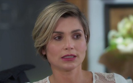 A personagem Helena (Flávia Alessandra) olha aflita em cena da novela Salve-se Quem Puder, da Globo