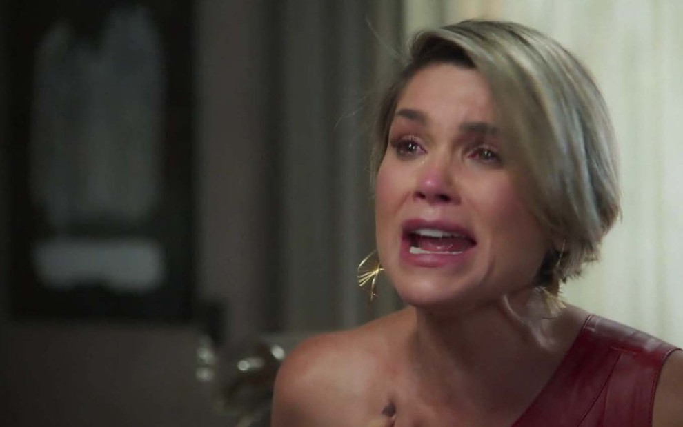 A atriz Flávia Alessandra grita e chora como a Helena em cena de Salve-se Quem Puder