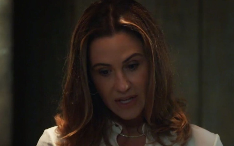 A personagem Dominique (Guilhermina Guinle) faz cara de nojo em cena da novela das sete Salve-se Quem Puder, da Globo