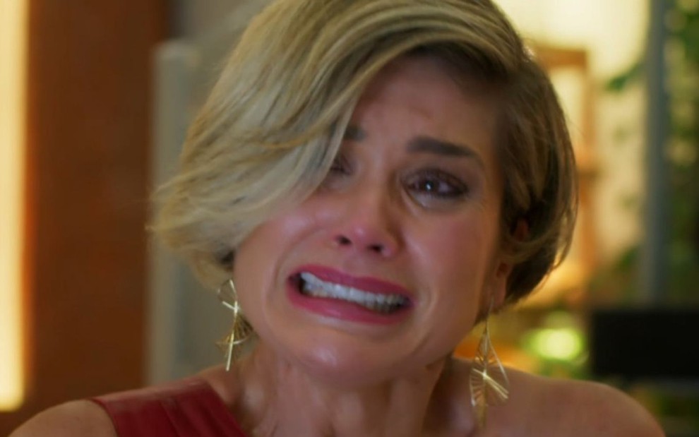 Flávia Alessandra em cena de Salve-se Quem Puder: caracterizada como Helena, atriz chora de desespero