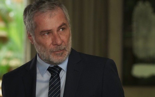 O ator Leopoldo Pacheco, de terno e gravata, como Hugo em Salve-se Quem Puder