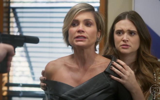 Com arma apontada, Flávia Alessandra e Juliana Paiva gravam cena de violência da novela Salve-se Quem Puder