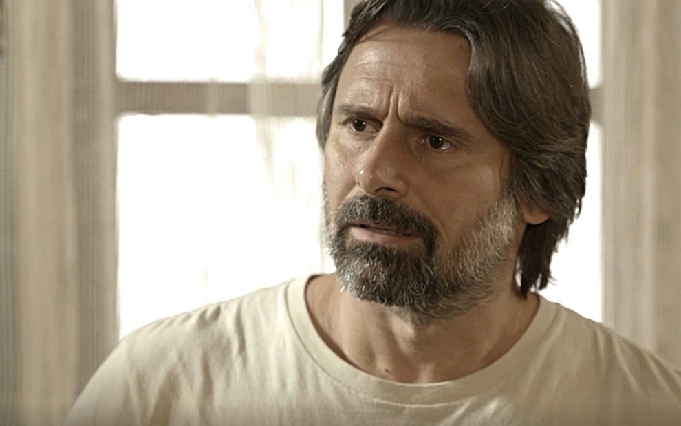 O ator Murilo Rosa, que está barbado e usa camisa bege, grava cena como Mário de Salve-se Quem Puder, novela das Globo