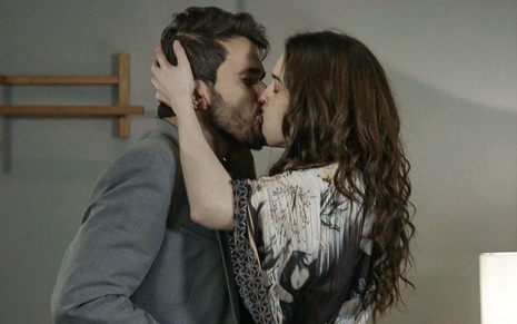 Bruno Ferrari e Sophia Abrahão em cena de Salve-se Quem Puder: dupla está aos beijos
