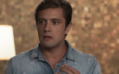 O ator Rafael Cardoso, com expressão de surpresa, caracterizado como Renzo em cena de Salve-se Quem Puder