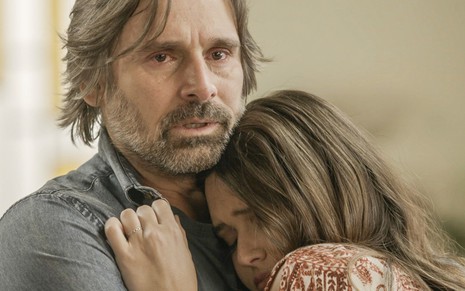 Murilo Rosa grava com expressão de choque abraçado com Juliana Paiva como Mário e Luna de Salve-se Quem Puder