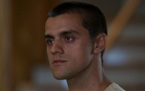 Felipe Simas caracterizado como Téo em cena de Salve-se Quem Puder: ator está com lágrimas nos olhos