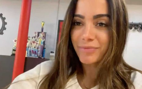 Anitta está em um estúdio de dança em videoconferência com Fernanda Gentil no programa Se Joga