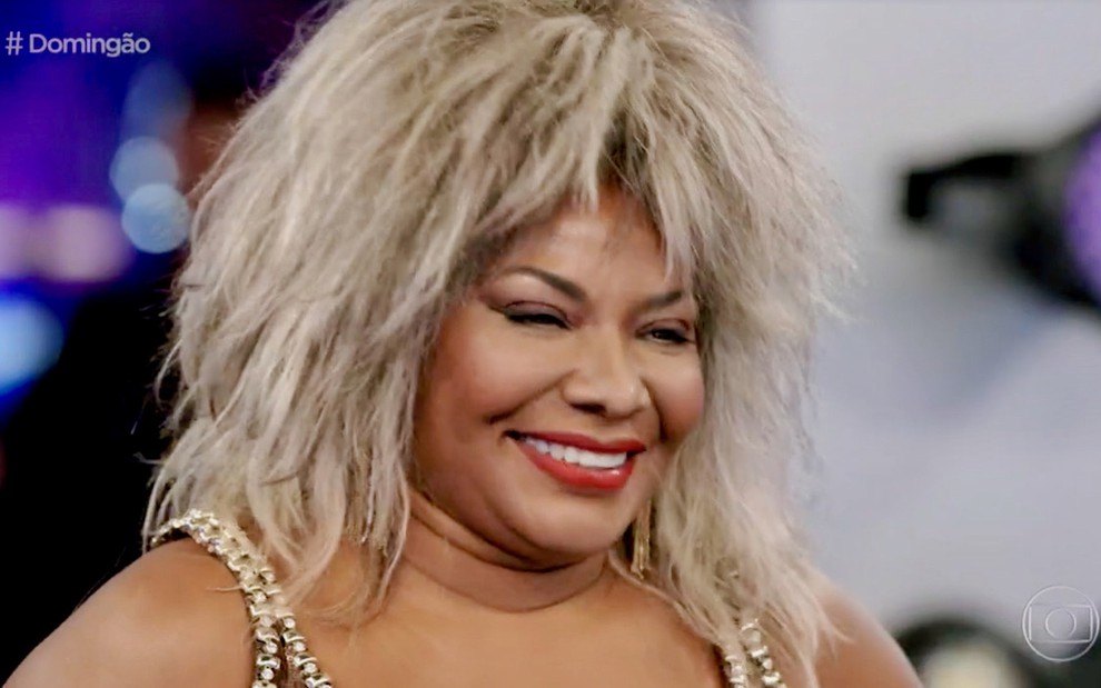 A cantora Margareth Menezes usa peruca para ficar parecida com Tina Turner em apresentação no Show os Famosos