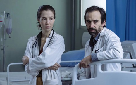 Marjorie Estiano e Julio Andrade têm expressões sérias em foto promocional da quinta temporada da série Sob Pressão