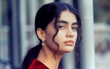 Cláudia (Patrícia França) é a protagonista de Sonho Meu (1993): atriz está com o rosto de lado e cabelo preso em cena da novela