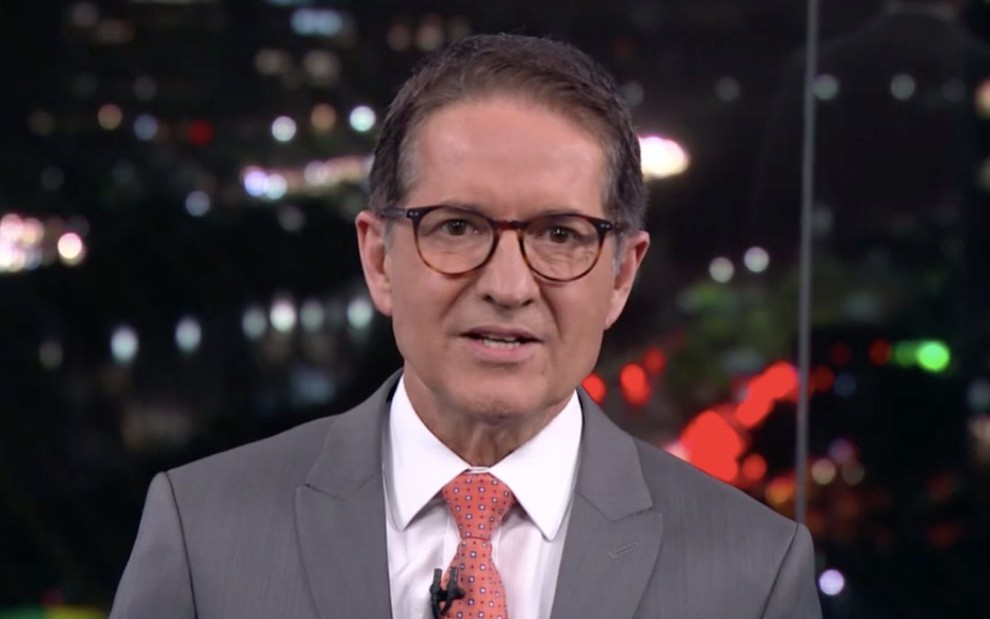 O jornalista e apresentador Carlos Tramontina na bancada do telejornal SP2, da Globo, em 2 de março de 2020