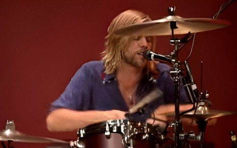 Taylor Hawkins toca bateria em show do Foo Fighters