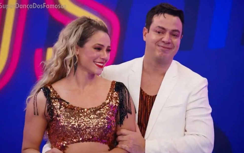 Paolla Oliveira e Leandro Azevedo sorridentes na final da Super Dança dos Famosos neste domingo (29)