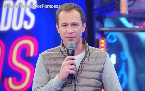 Tiago Leifert fala ao microfone enquanto apresenta a Super Dança dos Famosos, da Globo