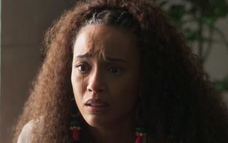 Atriz Taís Araujo olha para frente com lágrima no rosto em cena de Cara e Coragem