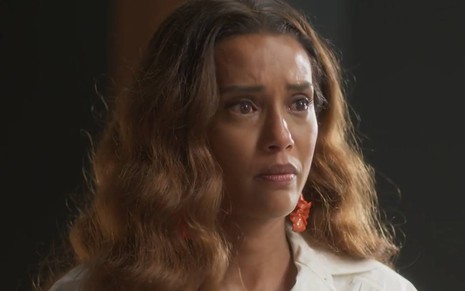 Taís Araujo em cena como Clarice, sua personagem de Cara e Coragem: ela está com a expressão assustada