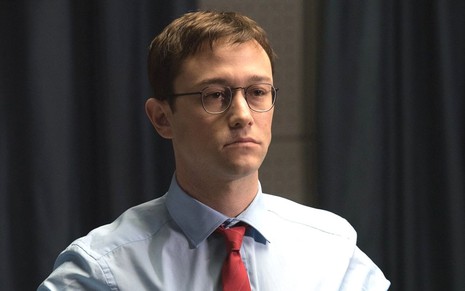 Joseph Gordon-Levitt usa camisa e gravata em cena de Snowden (2016), filme exibido na Tela Quente