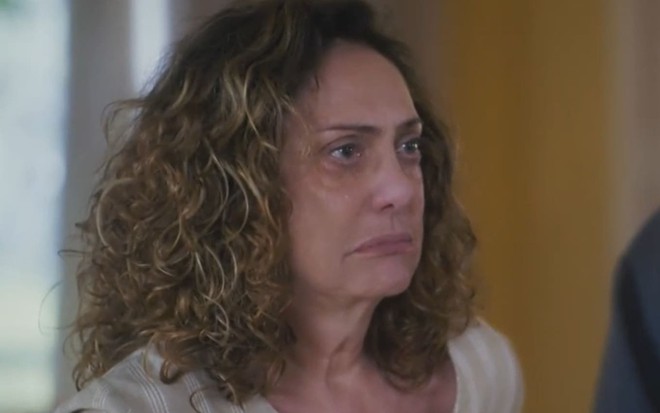 Eliane Giardini caracterizada como Agatha; ela tem os cabelos curtos e enrolados, com poucas mechas loiras