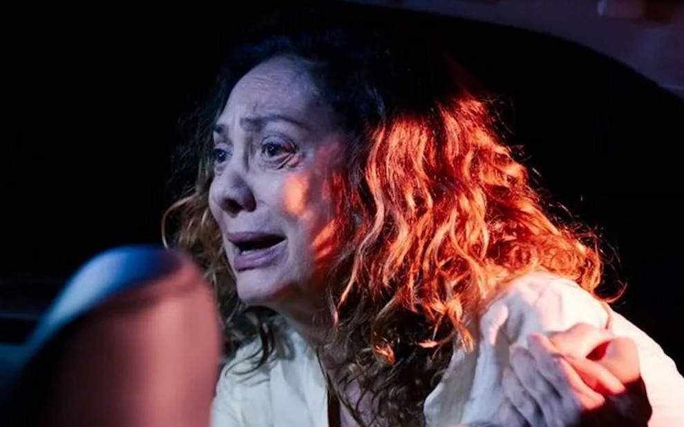A atriz Eliane Giardini está com expressão tensa em cena da novela Terra e Paixão como a personagem Agatha