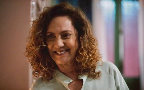 A atriz Eliane Giardini dá um sorriso sarcástico em cena da novela Terra e Paixão como Agatha