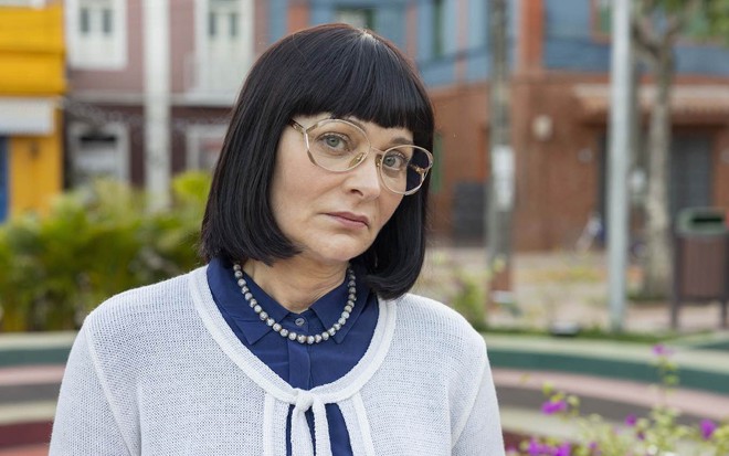 Alexandra Ritchter usa peruca e óculos caracterizada como Nice, nova personagem da novela Terra e Paixão