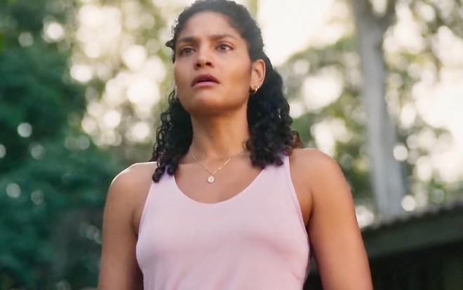 Barbara Reis usa regata rosa e está com cara de choro em cena da novela Terra e Paixão como Aline