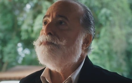 Tony Ramos caracterizado como Antônio La Selva; ele usa um colete preto e parece transtornado em cena de Terra e Paixão