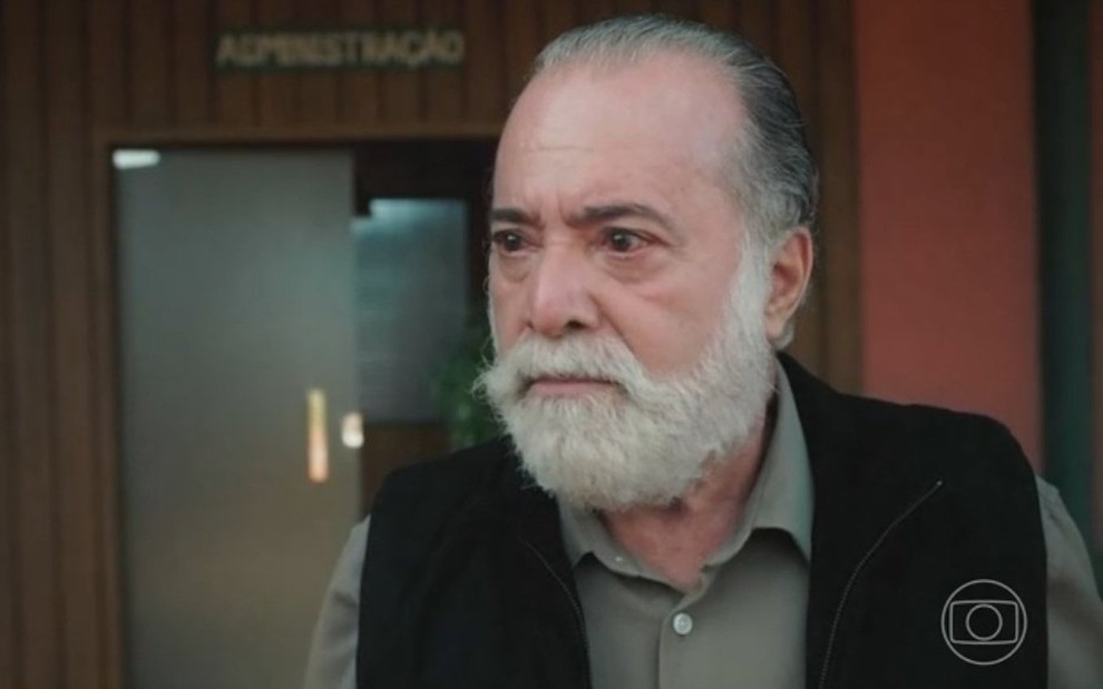 O ator Tony Ramos está sério e caracterizado como Antônio em cena da novela Terra e Paixão, da Globo