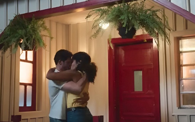Cauã Reymond como Caio beija Barbara Reis, a Aline, em cena de Terra e Paixão
